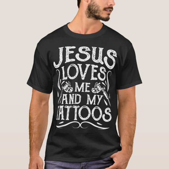Camiseta Jesús Me Ama Y A Mis Tatuajes Tattooed Christian A (Anverso)