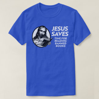 Camiseta Jesús salva revisando los libros de la biblioteca