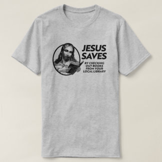 Camiseta Jesús salva revisando los libros de la biblioteca