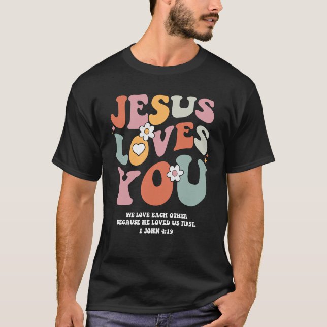 Camiseta Jesús Te Ama La Biblia Cristiana Verse Retro Groov (Anverso)