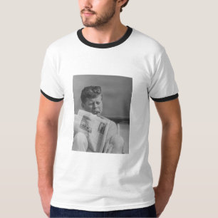 Camiseta JFK que se relaja afuera