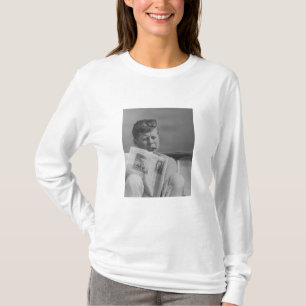 Camiseta JFK que se relaja afuera