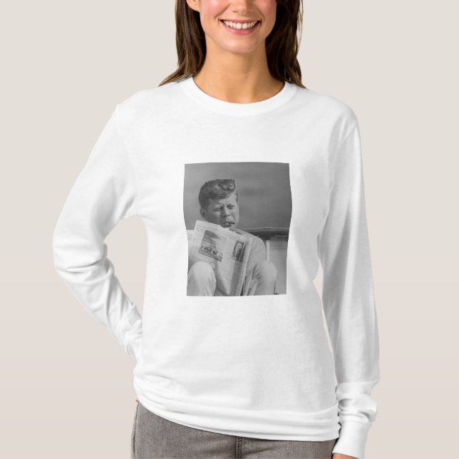Camiseta JFK que se relaja afuera (Anverso)