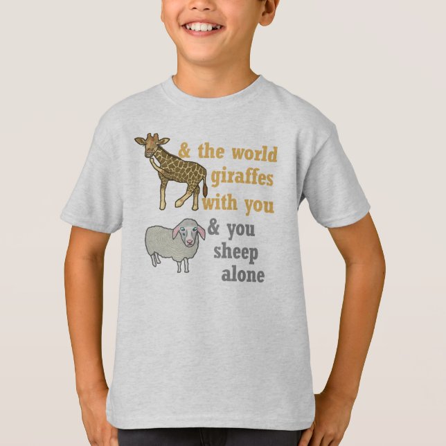 Camiseta Jirafa y ovejas animales divertidas del retruécano (Anverso)