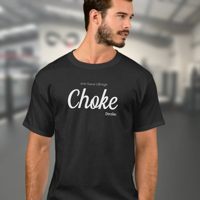 Camiseta Jiu Jitsu Choke Dealer Arte Suave Lifestyle (Choke Dealer black Brazilian Jiu Jitsu tshirt worn by male model in a gym)