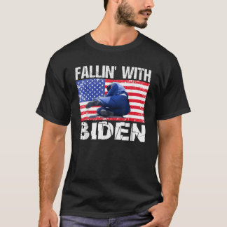 Camiseta Joe Biden Se Cae En El Escenario Biden Cayendo Gra