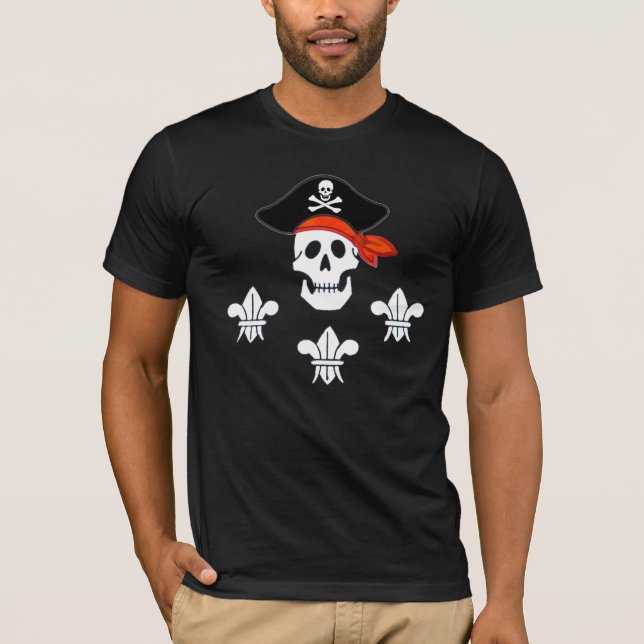 CAMISETA JOLLY ROGER SKULL, PIRATE GORRA Y TRES LILIES (Anverso)