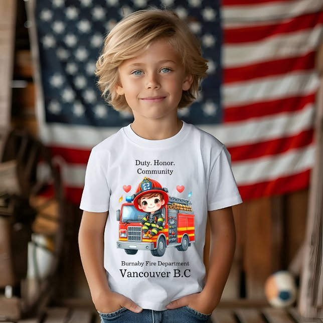 Camiseta Joven bombero alegre en camión rojo (Subido por el creador)