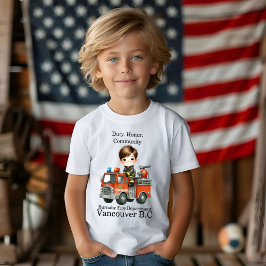 Camiseta Joven bombero alegre en un camión rojo brillante