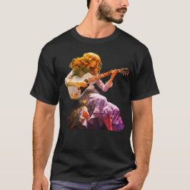 Camiseta Joven chica rasgueando una guitarra en una camiset