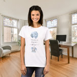 Camiseta Joven elefante de globos azul claro de Baby Shower<br><div class="desc">Decorada con globos azules y un lindo niño elefante. Personalice y agregue el nombre del nombre de la mamita para ser</div>