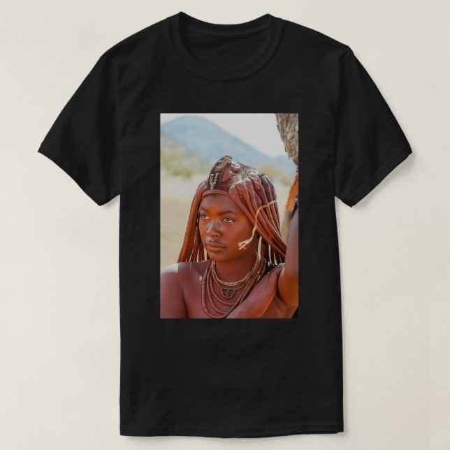 Camiseta Joven himba con paños en la cabeza y decoraciones (Diseño del anverso)