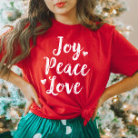 Camiseta Joy Peace Love Red Brushed Script Festividades par<br><div class="desc">La paz de la alegría de las mujeres y el amor elegante camiseta gráfica navideña en escritura moderna de color blanco roto con adorables acentos cardíacos. El color de la camiseta roja se puede personalizar.</div>