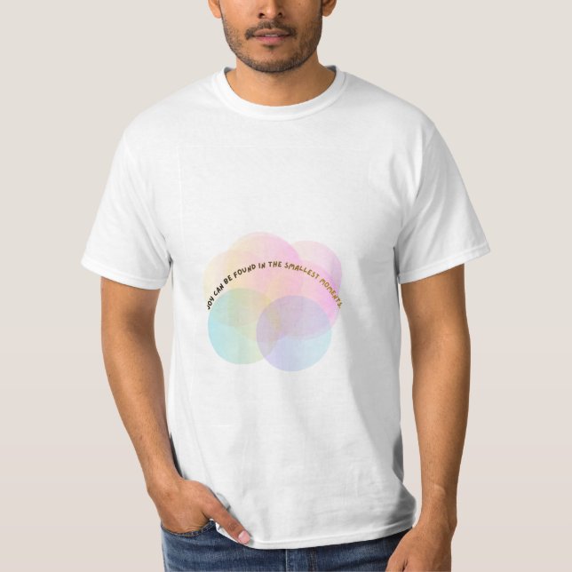 Camiseta Joyful Living Tee – Pastel Circle Print (Anverso)