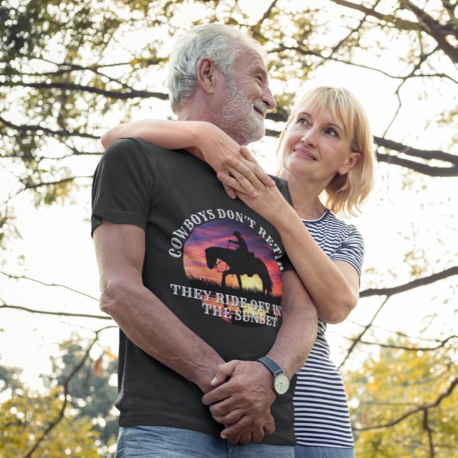 Camiseta Jubilación de vaqueros, caballos y atardecer (Subido por el creador)