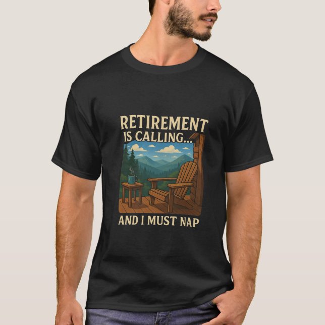 Camiseta 🏞️ Jubilación está llamando... y debo dormir la s (Anverso)