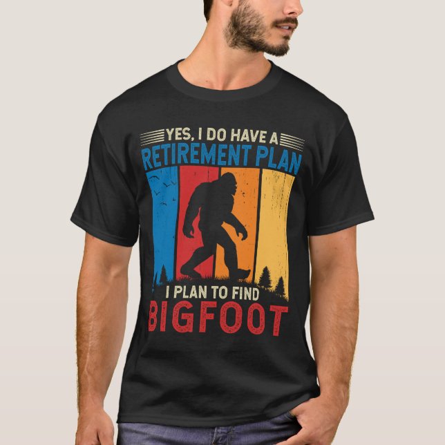 Camiseta Jubilación que planeo encontrar Monstruo Bigfoot Y (Anverso)
