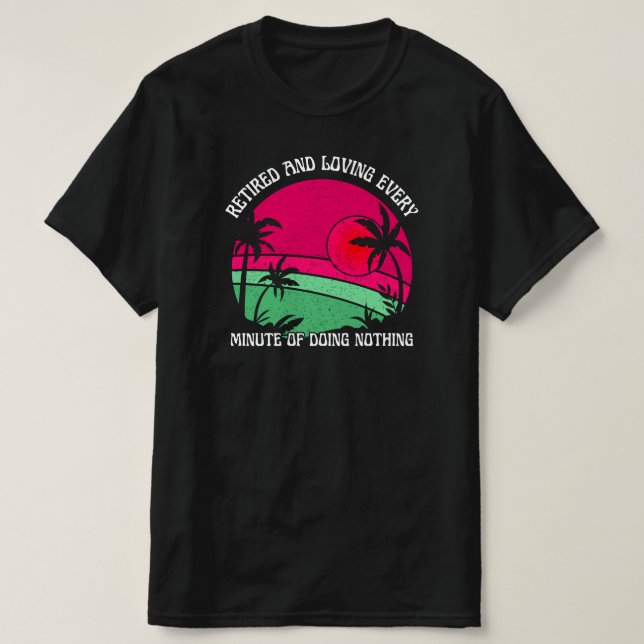 Camiseta Jubilado y amoroso cada minuto de retiro gracioso (Diseño del anverso)