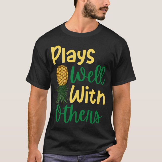 Camiseta Juega Bien Con Otros Pineapple Al Abajo (Anverso)