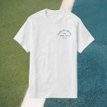 Camiseta Juego de juegos Match Escudo Azul hombres tenis bl<br><div class="desc">Juego de partidos, escudo azul, camiseta blanca de tenis. Personaliza con el año, club de tenis / campeonato / nombre del torneo y ubicación. Perfecto para un torneo de tenis local, como regalo para un amante del tenis o para una fiesta de soltero de tenis. Diseñado para coincidir con nuestra...</div>