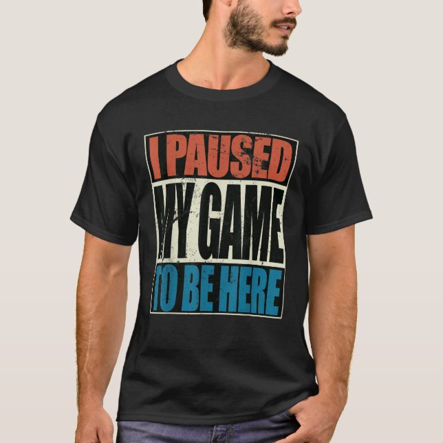 Camiseta Juego Retro He Pausado Mi Juego Para Estar Aquí Vi (Anverso)