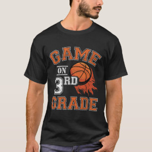 Camiseta Juegos divertidos en el tercer grado de baloncesto