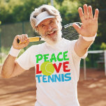 Camiseta Jugador de equipo de Peace Love Tennis Ball<br><div class="desc">Me encanta jugar al tenis. Un lindo jugador de tenis Navidad regalo con una pelota de tenis amarilla como el O in Love. La paz y el tenis escritos en azul y verde.</div>