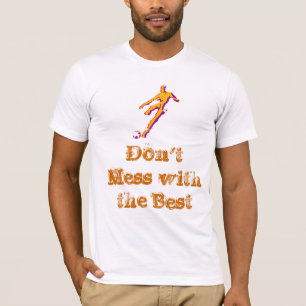 Camiseta Jugador de fútbol que golpea la bola con el pie