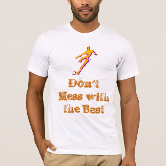 Camiseta Jugador de fútbol que golpea la bola con el pie