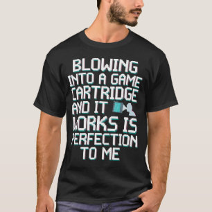 Camiseta Jugador de Juegos Retro Soplando en un Cartucho de