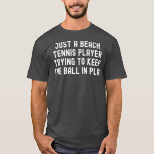 Camiseta Jugador de tenis de playa tratando de mantener la 