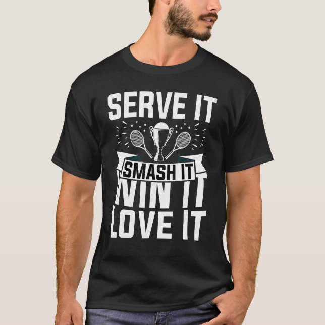 Camiseta Jugador De Tenis Lo Sirve Mal Ganar Lo Ama (Anverso)