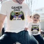 Camiseta Jugador Papá Noel Partida Jugar a Padre Hijos Coin<br><div class="desc">Diseño de personalizable "gamer dad dad" con la fecha establecida para hacer coincidir los trajes para un padre y un niño con un controlador de juegos retro de neón falso.</div>