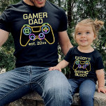 Camiseta Jugador Papá Noel Partida Jugar a Padre Hijos Coin<br><div class="desc">Diseño de personalizable "gamer dad dad" con la fecha establecida para hacer coincidir los trajes para un padre y un niño con un controlador de juegos retro de neón falso. Encuentra un diseño similar del niño "papi's game amigo" en mi colección "papi y yo emparejamos diseños".</div>