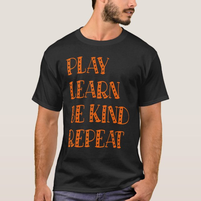 Camiseta Jugar Aprender a ser amable Repetir el Día de la A (Anverso)