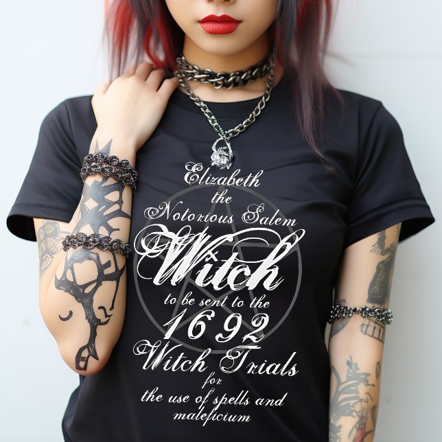 Camiseta Juicios de bruja salem personalizados góticos (Put yourself in the shoes of a Famous Witch in the Salem Witch Trials. Ideal for a hoot at Halloween)