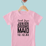 Camiseta Junior Groomsmaid<br><div class="desc">¡Trata a tus sirvientas jóvenes a camisetas de crianza junior! Solo tienes que añadir su nombre y la fecha de su boda y conseguir que los huéspedes se unan con su amabilidad.</div>