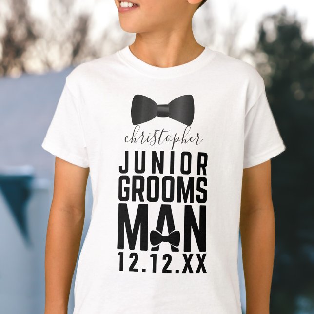 Camiseta Junior Groomsman Corbatín de Boda (Add your little guy's name and your wedding date to this cute Junior Groomsman t-shirt)