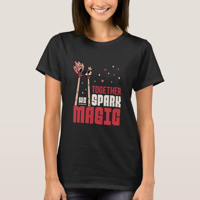 CAMISETA JUNTOS DEMOSTRAMOS UN PAR DE COINCIDENCIAS MÁGICAS (Anverso)