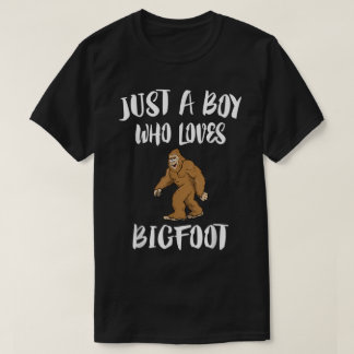 Camiseta Just a Boy Who Loves Bigfoot