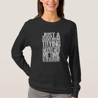 Camiseta Just A Good Mom Trying To Explain Why Mommy Needs