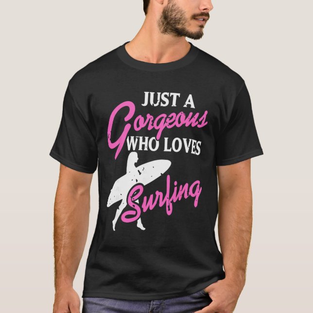 Camiseta Just A Gorgeous Who Loves Surfing Ocean Lifestyle  (Anverso)