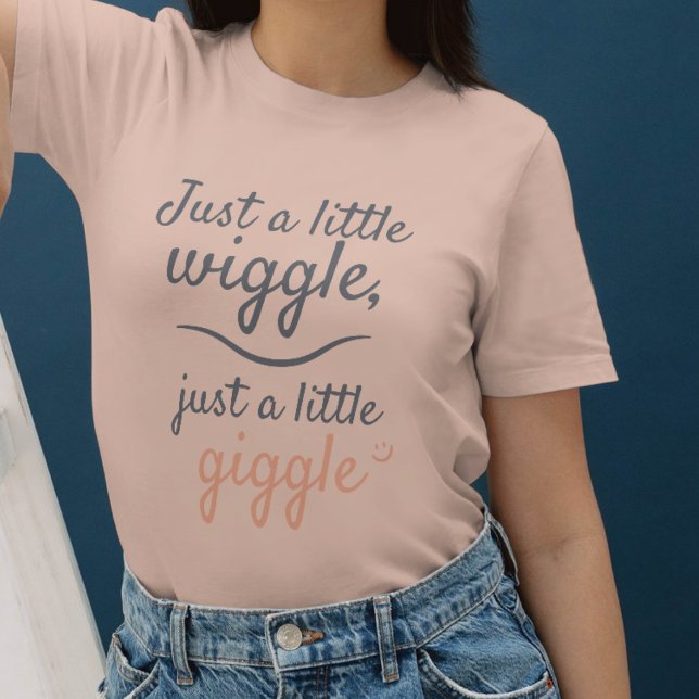 Camiseta Just a Little Wiggle – Minimalist yoga lightness (Subido por el creador)