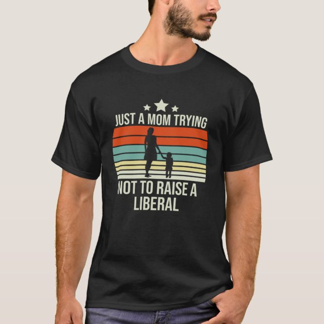 Camiseta Just a Mom Trying not to Raise a Liberal (Anverso)