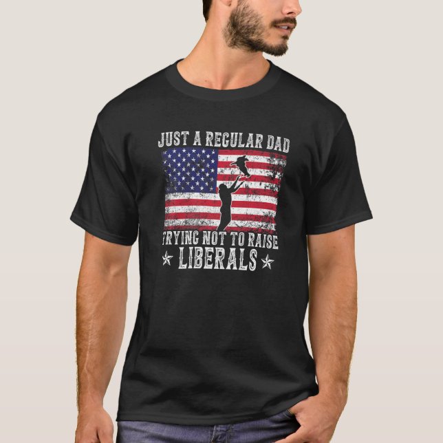 Camiseta Just A Regular Dad Trying Not To Raise Liberals Fa (Anverso)
