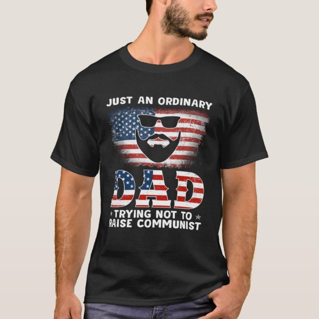 Camiseta Just An Ordinary Dad Trying Not To Raise Communist (Anverso)