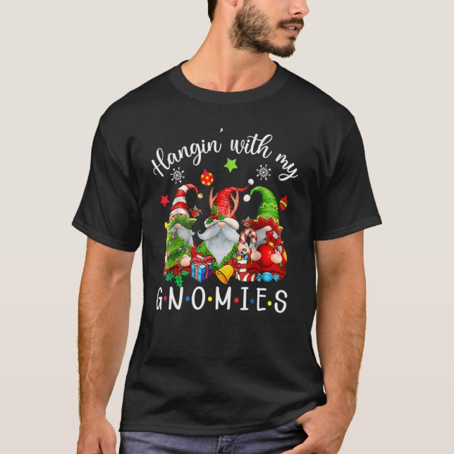 Camiseta Just Hangin With My Gnomies Santa Gnome Christmas  (Anverso)