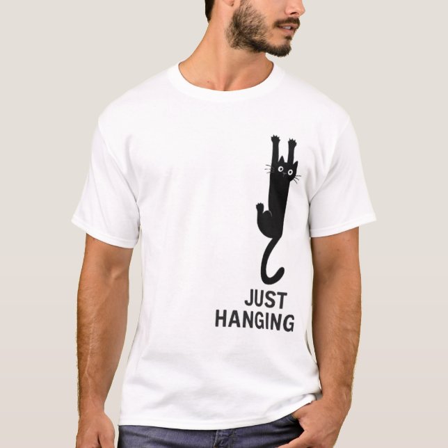 Camiseta Just Hanging Cat – Funny Climbing Black Cat  (Anverso)