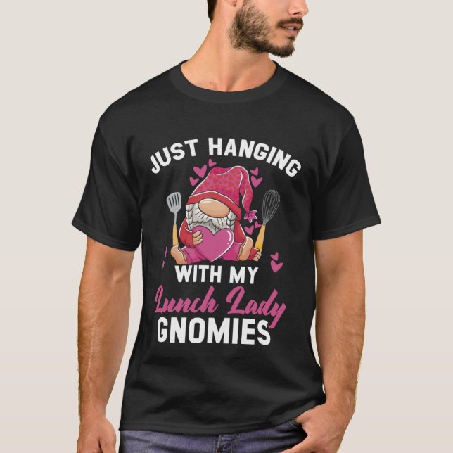 Camiseta Just Hanging With My Lunch Lady Gnomies Cafeteria  (Anverso)