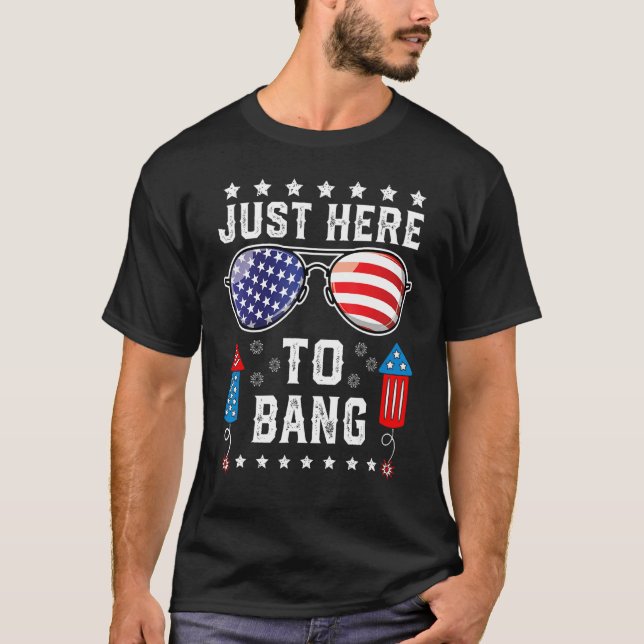 Camiseta Just Here to Bang  Fourth 4th Of July Fireworks Me (Anverso)